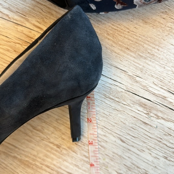 Lori Goldstein Navy Suede and Velvet Floral Print Heels Size 7.5 - Picture 8 of 8